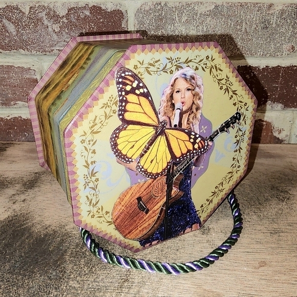 Taylor Swift Fearless Inspired Gift Box w/ Set Of 4 Glowing Bracelets - Picture 4 of 8